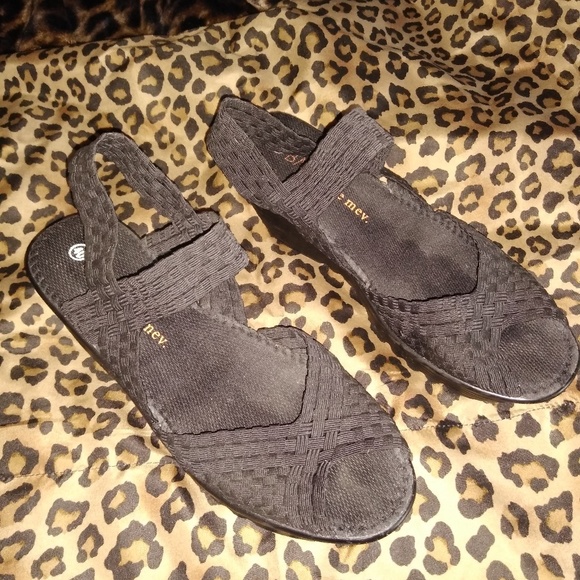 Shoe's - Picture 3 of 5